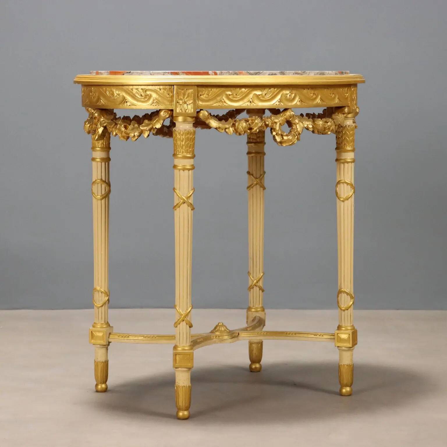 Table style néoclassique en bois sculpté XIXe siècle