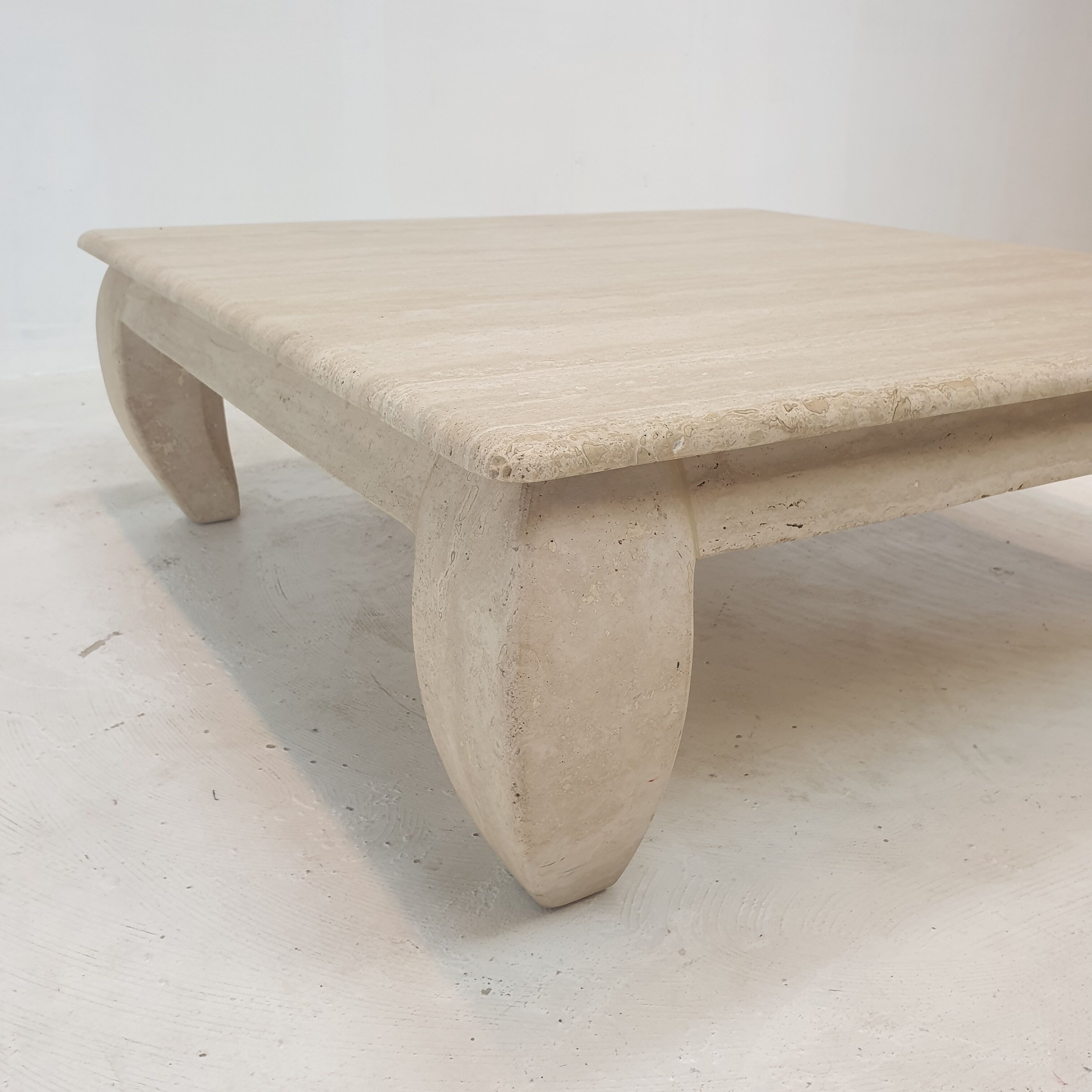 Table basse en travertin italien "Opium", années 1980.
