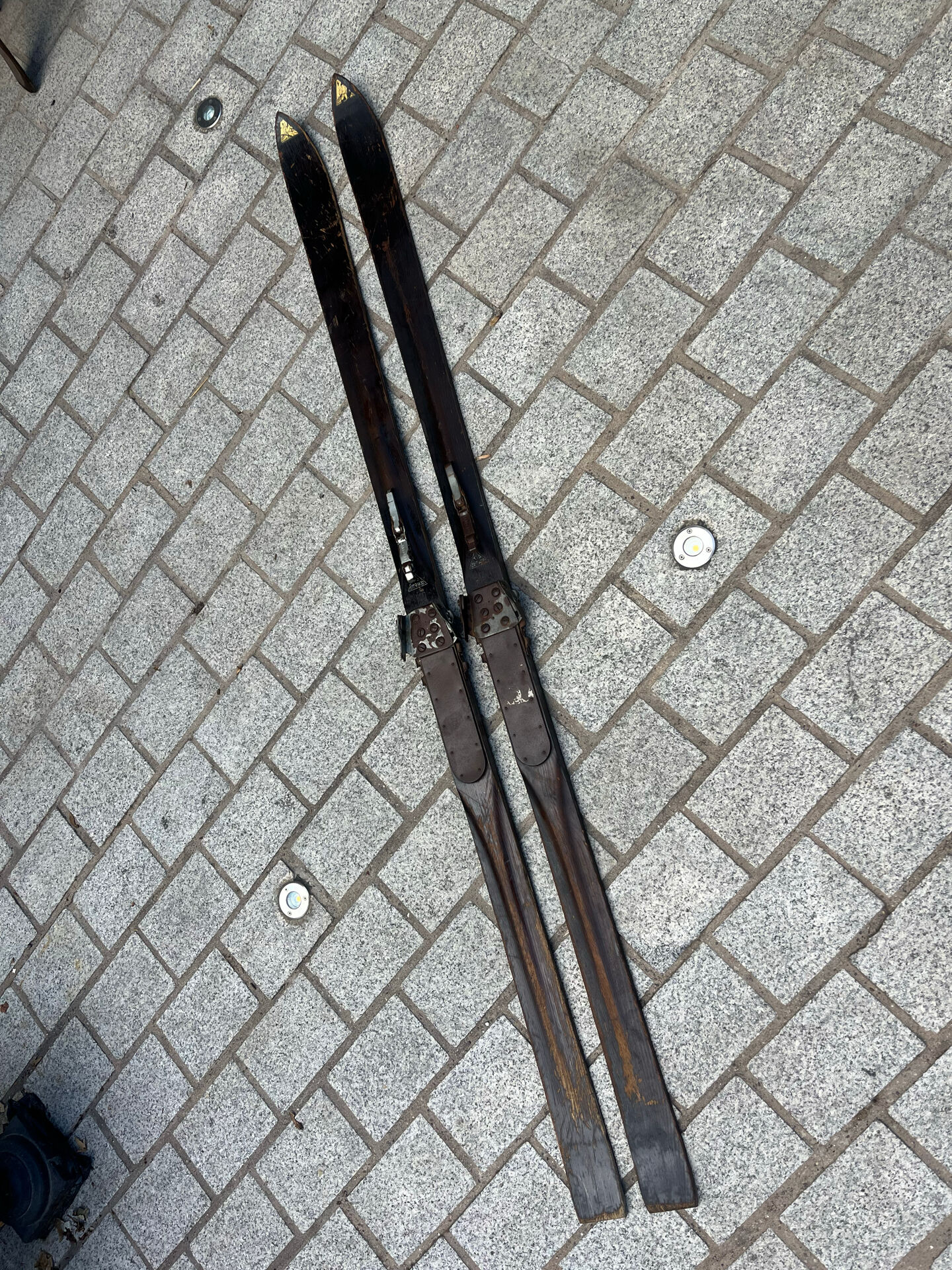 Paire de skis vintage en bois L = 198 cm
