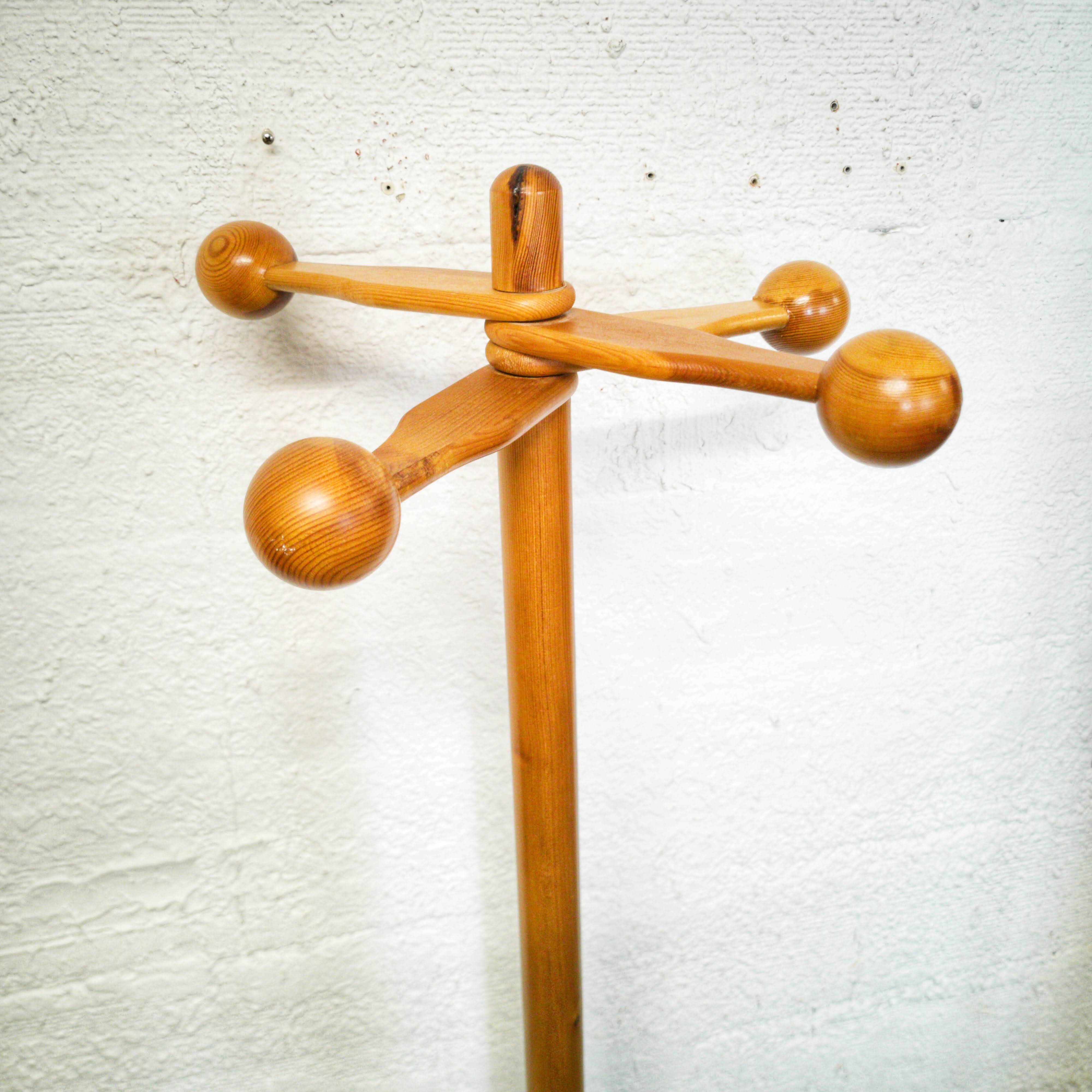 Porte-manteau sur pied en pin