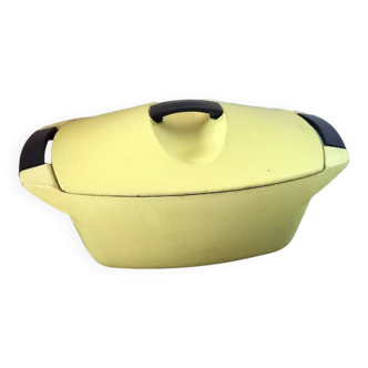 Le Creuset 4.5 vintage cast iron casserole dish.