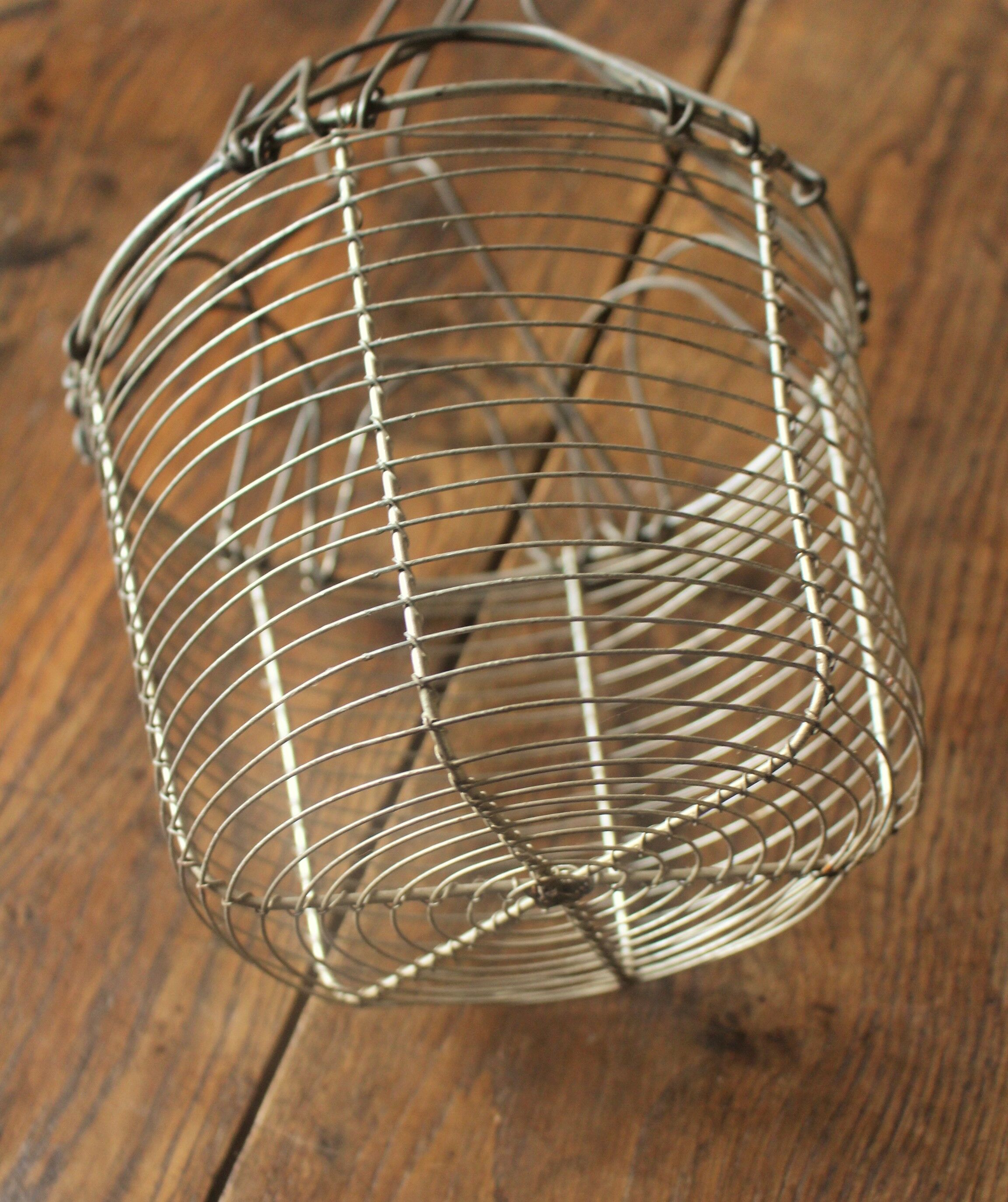 Salad basket metal wire star opening