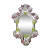 Miroir vénitien ovale vert et rose floréal sculpté à la main des années 2000 dans le style en verre de Murano