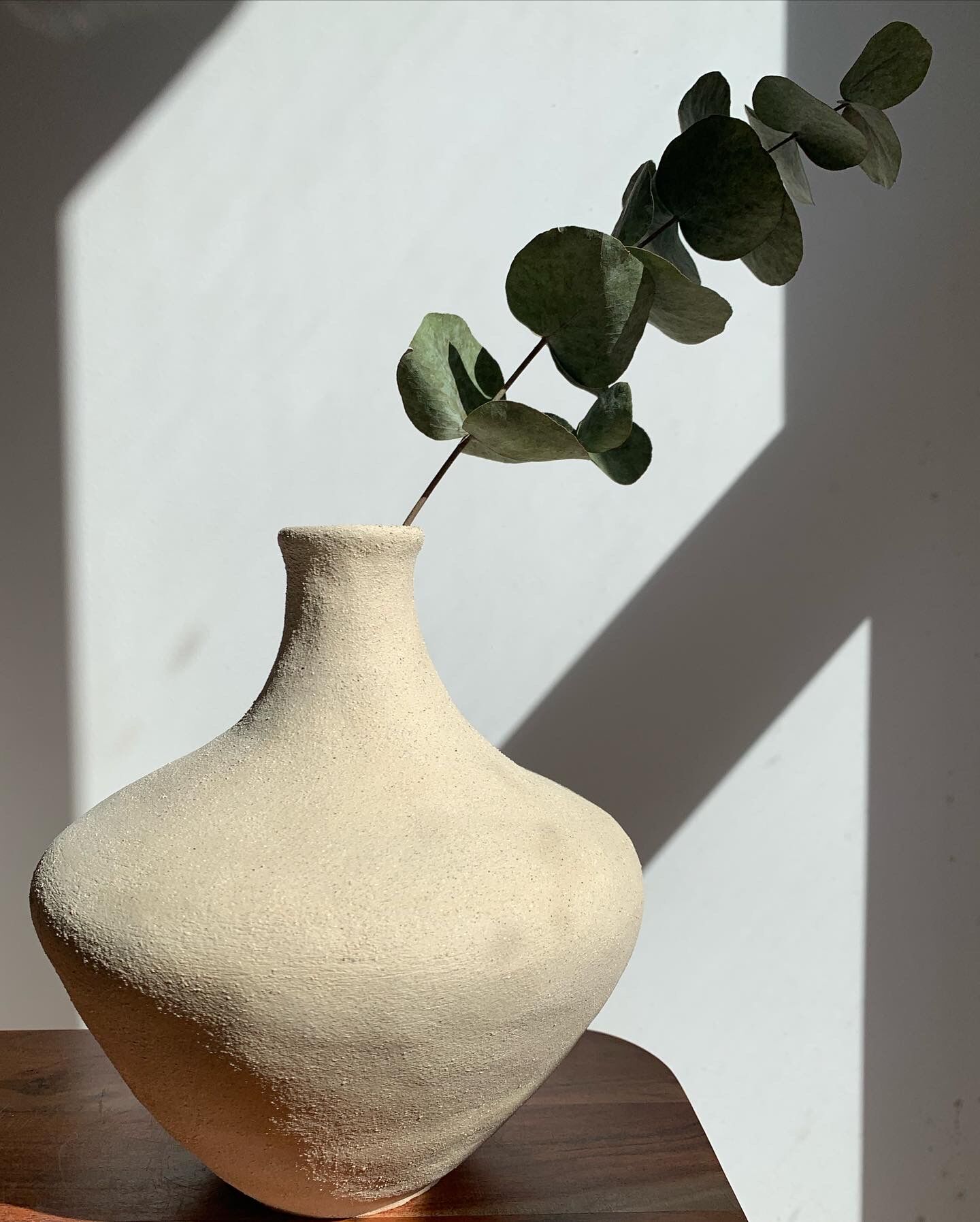 Chamotted white sandstone vase