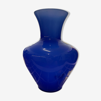 Vase en opaline bleu électrique