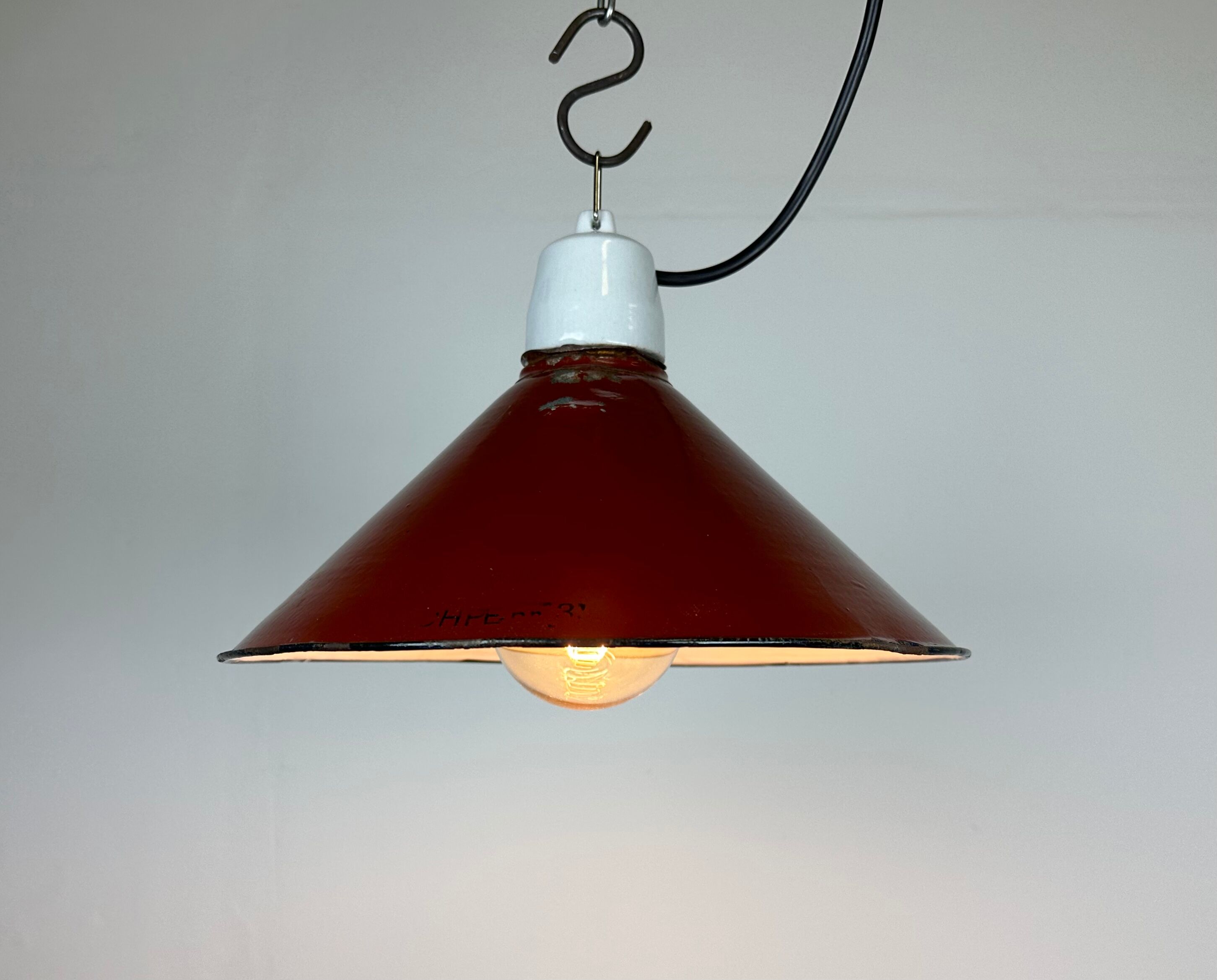 Suspension industrielle en émail rouge, années 1970