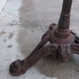 Bistro pedestal table in marble and cast iron lion paws