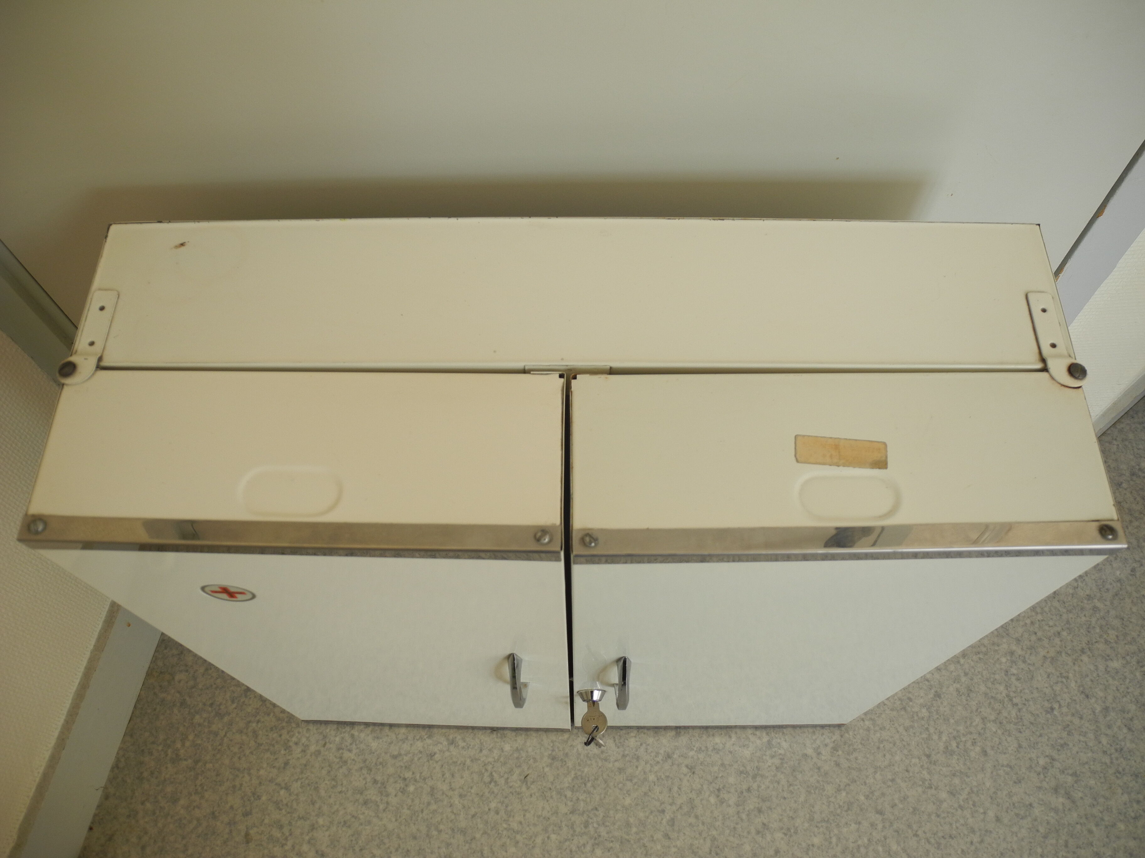 Old medicine cabinet rossignol vintage deco 70s