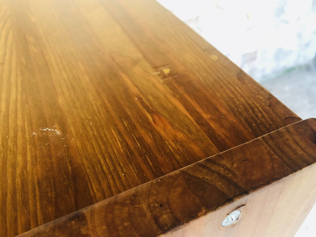 Étagère murale vintage avec portes coulissantes en plexiglass