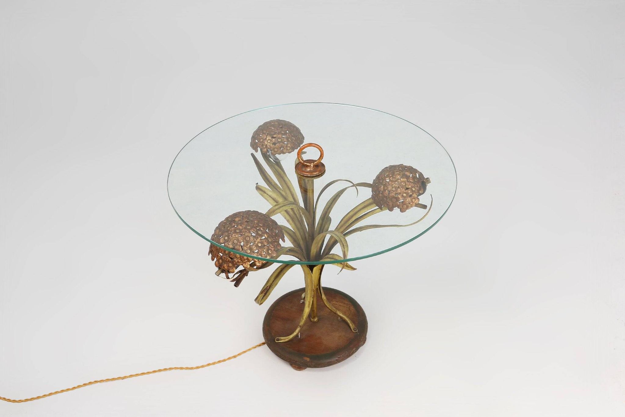 Table basse de style Hollywood Regency avec éclairage et fleurs en laiton, France
