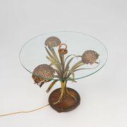 Table basse de style Hollywood Regency avec éclairage et fleurs en laiton, France
