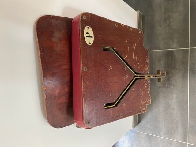 Strapontin armchair showroom