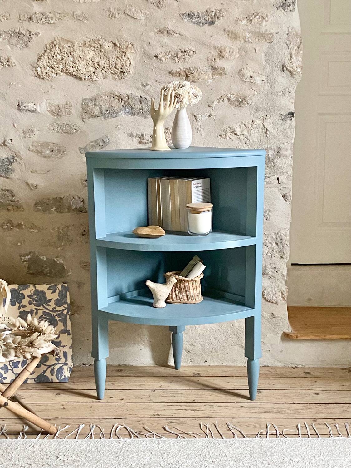 Corner cabinet
