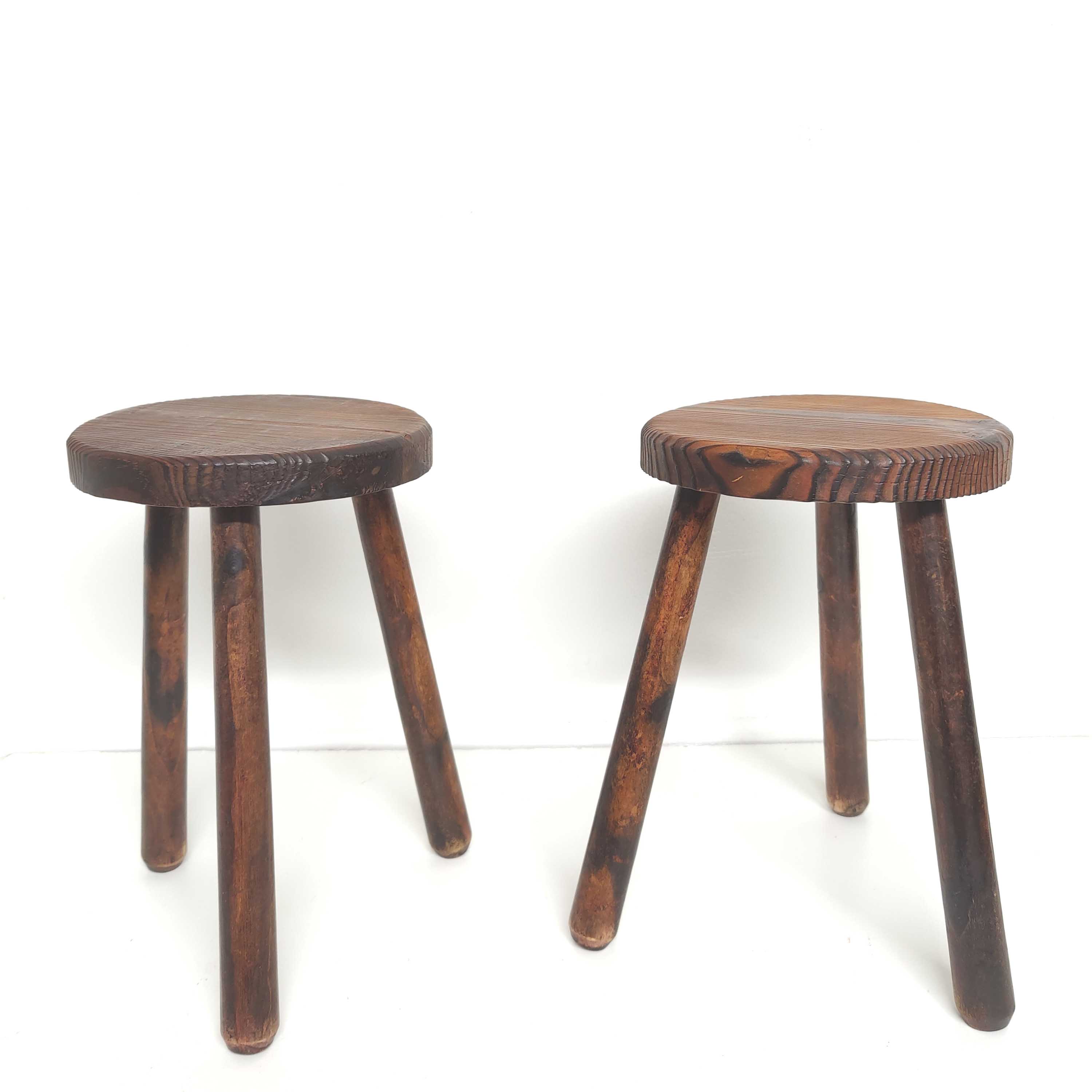Paire de tabourets tripodes en bois vintage