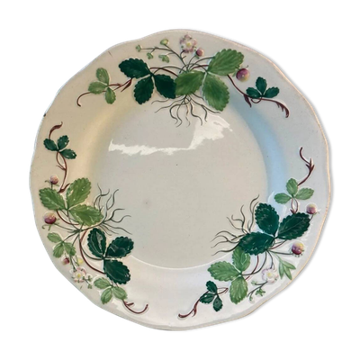 Assiette en barbotine fraise service Georges Sand Creil et Montereau, 19ème s.