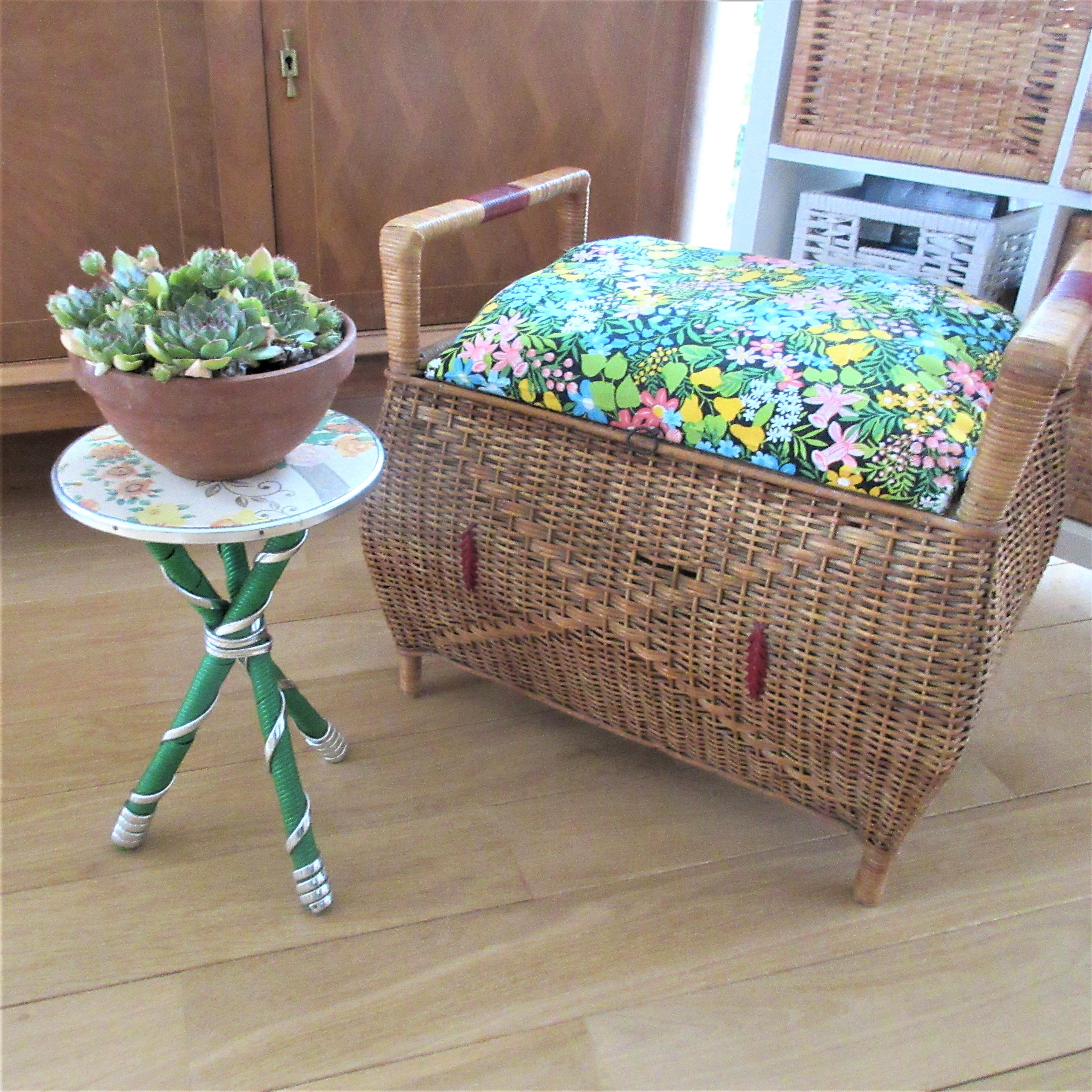 Vintage plant holder tripod "kitsch" pink pattern