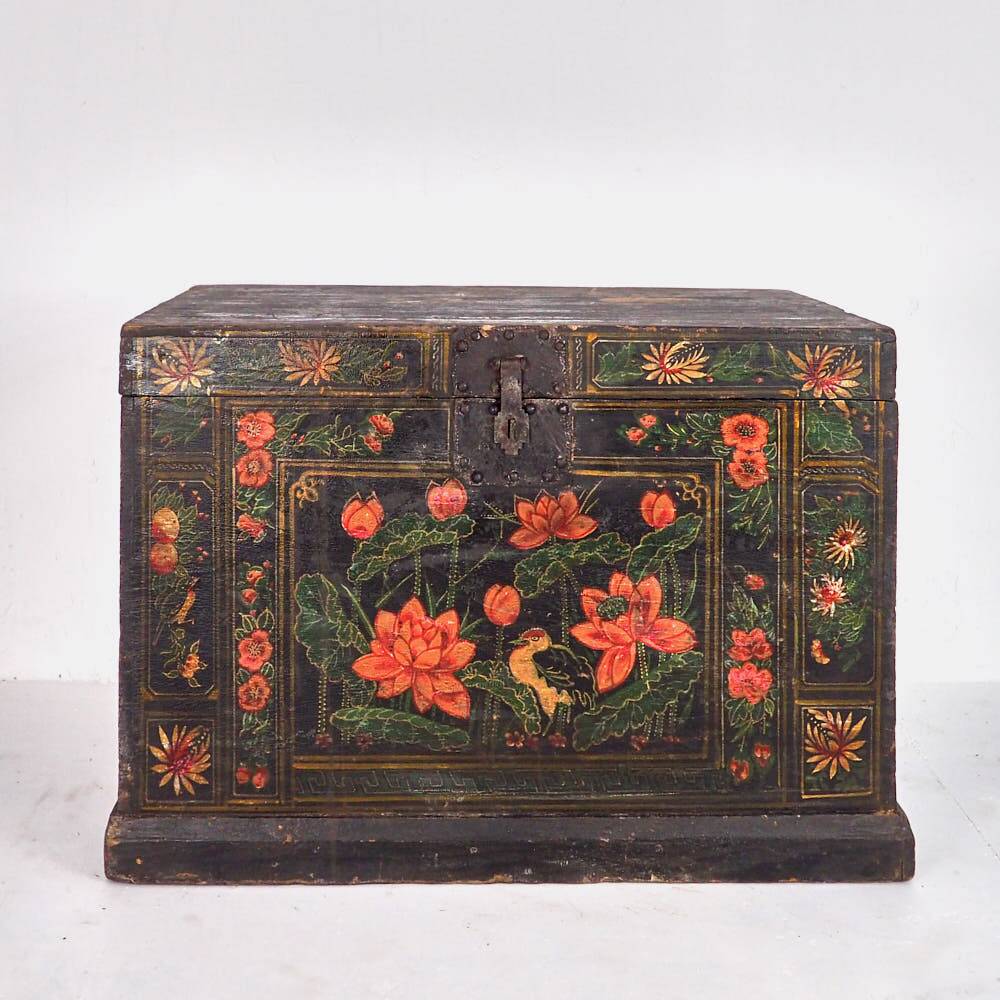 Coffre d’opéra chinois avec illustrations de la flore et de la faune (Chine 1900)