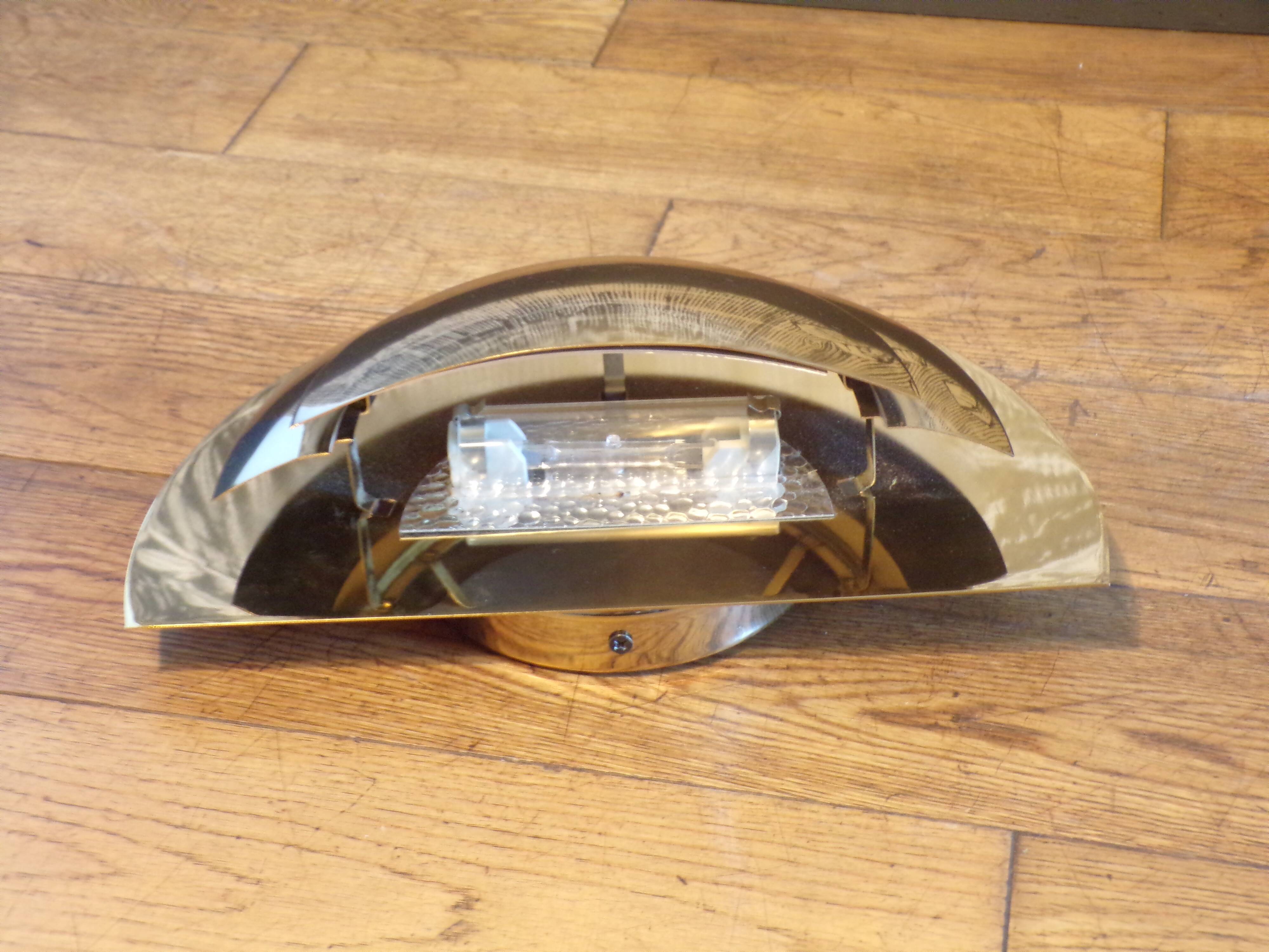 Fase gold metal wall light