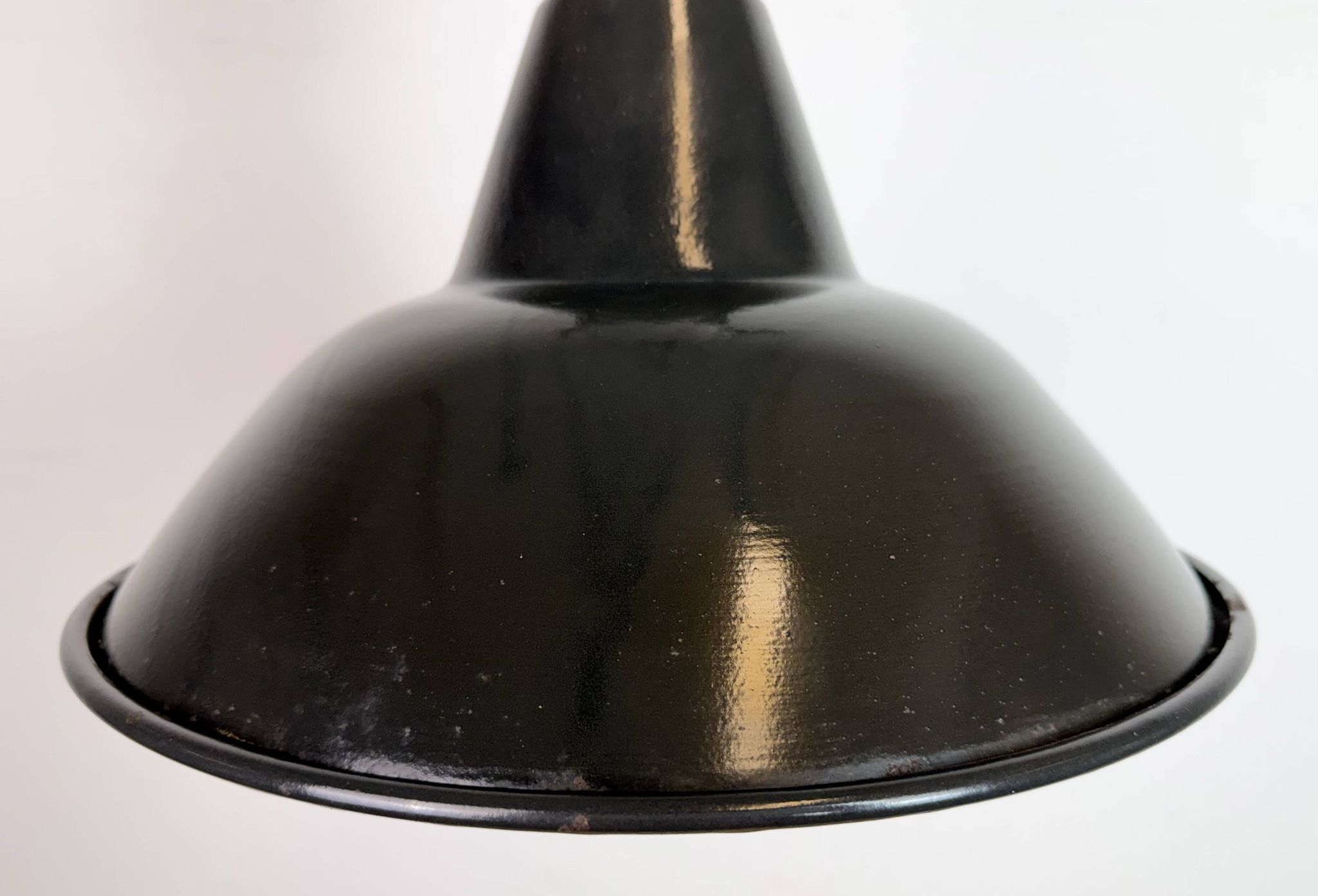 Lampe à pendentif en émail noir industriel d'Elektrosvit, années 1960.