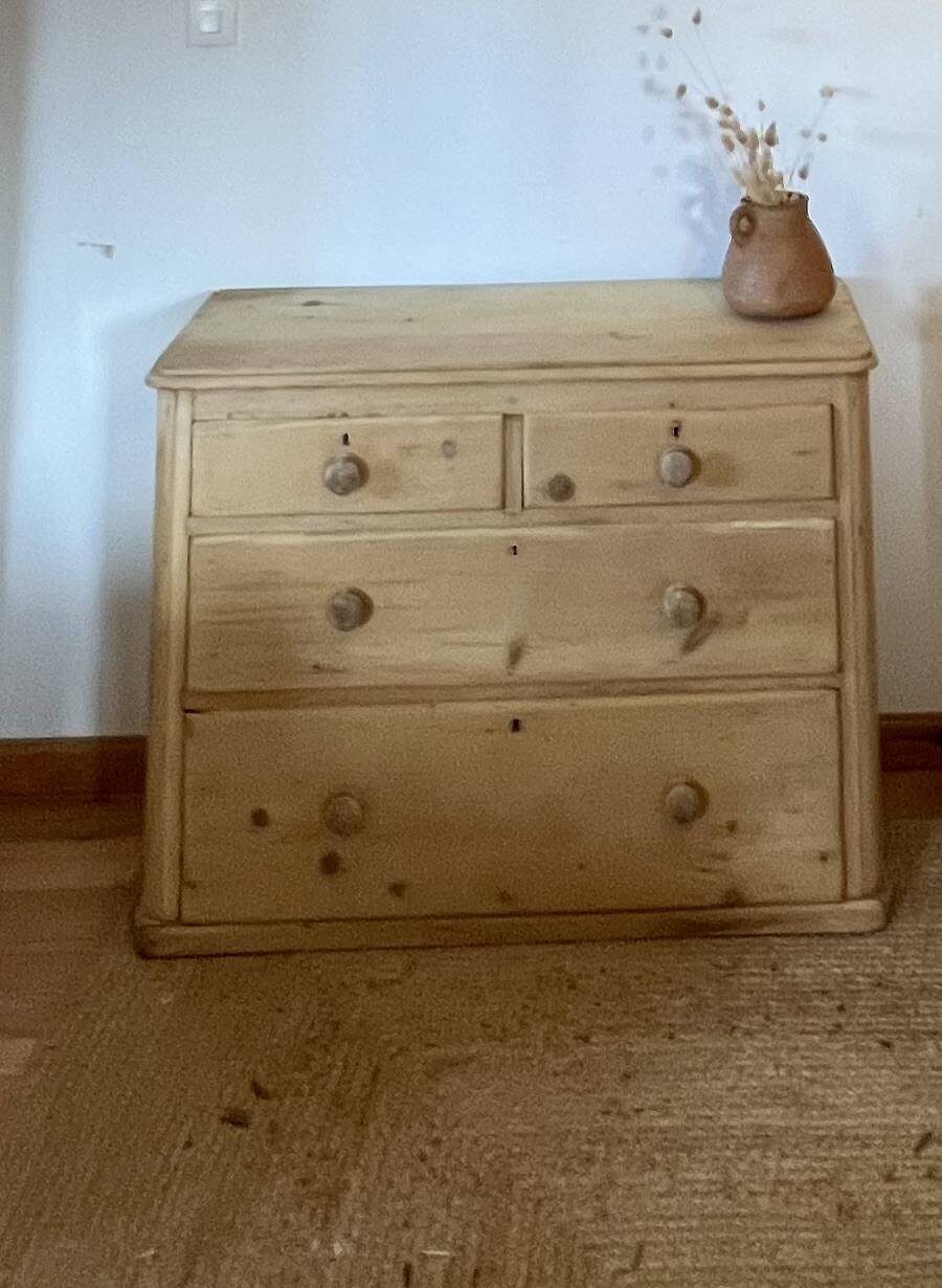 Commode anglaise ancienne en pitchpin massif brut