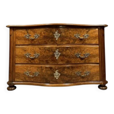 Commode galbée époque Louis XIV - Louis XV en ronce de noyer et bronzes dor