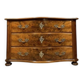 Commode galbée époque Louis XIV - Louis XV en ronce de noyer et bronzes dor