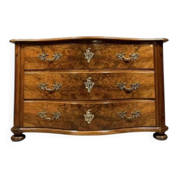 Commode galbée époque Louis XIV - Louis XV en ronce de noyer et bronzes dor