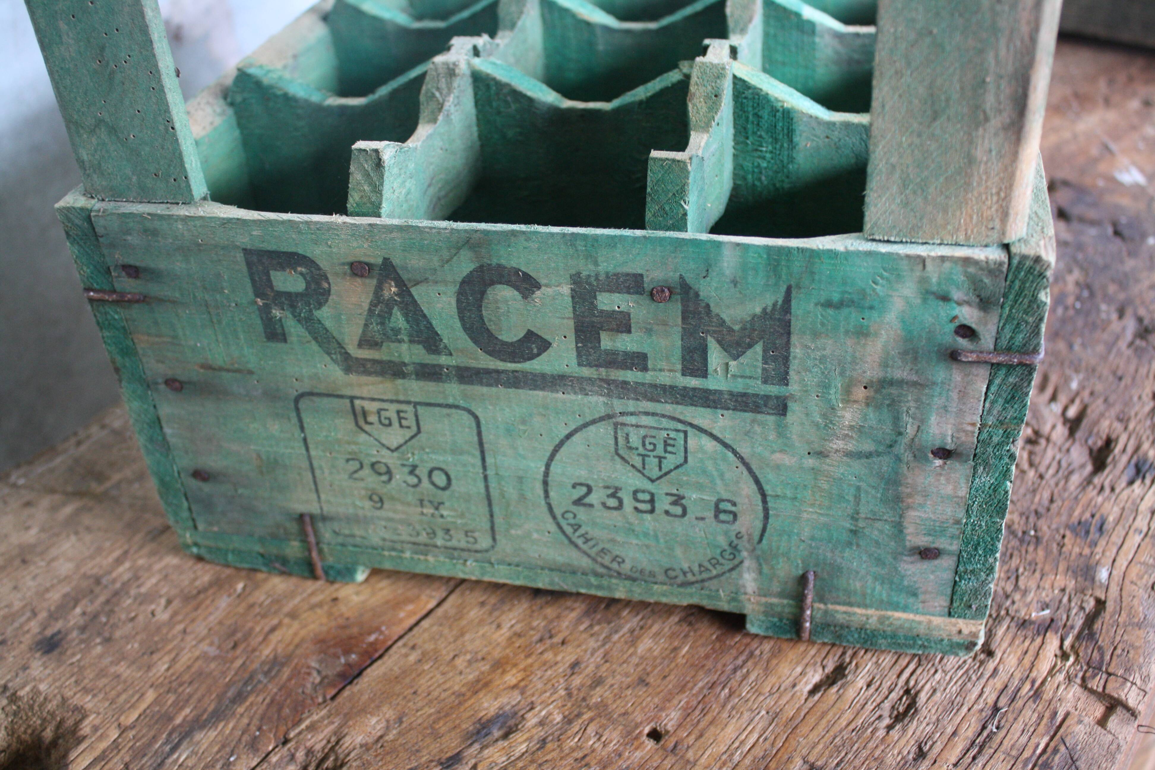 Green wooden bottle case