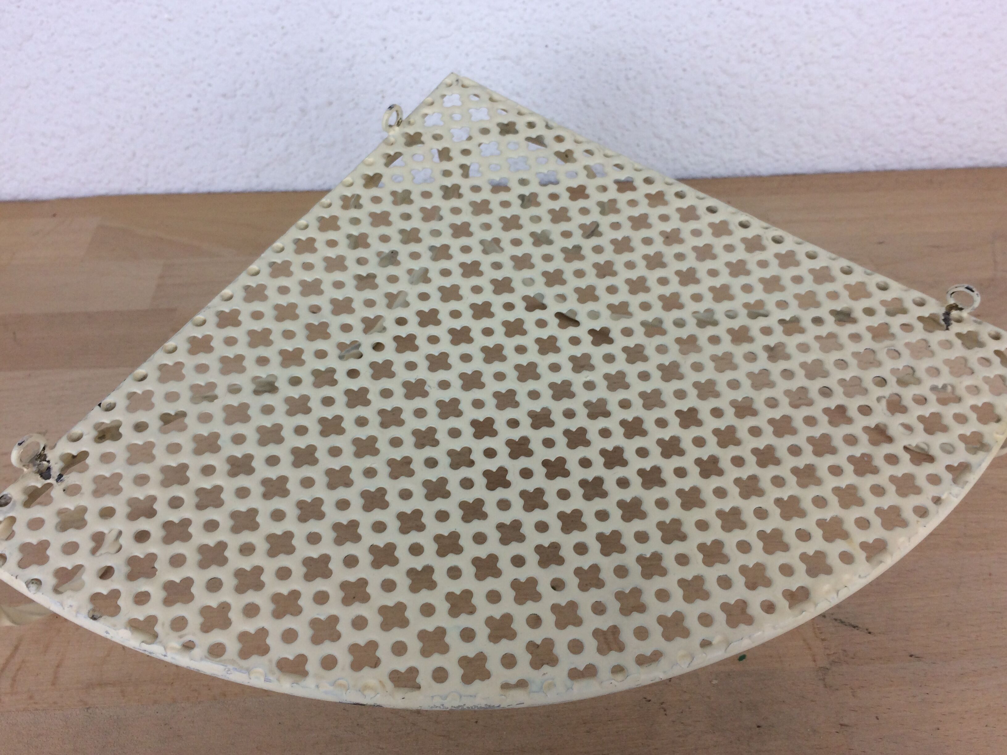 Notch, corner shelf in white perforated sheet metal