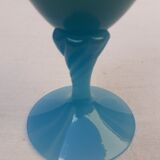 Vase en opaline bleue