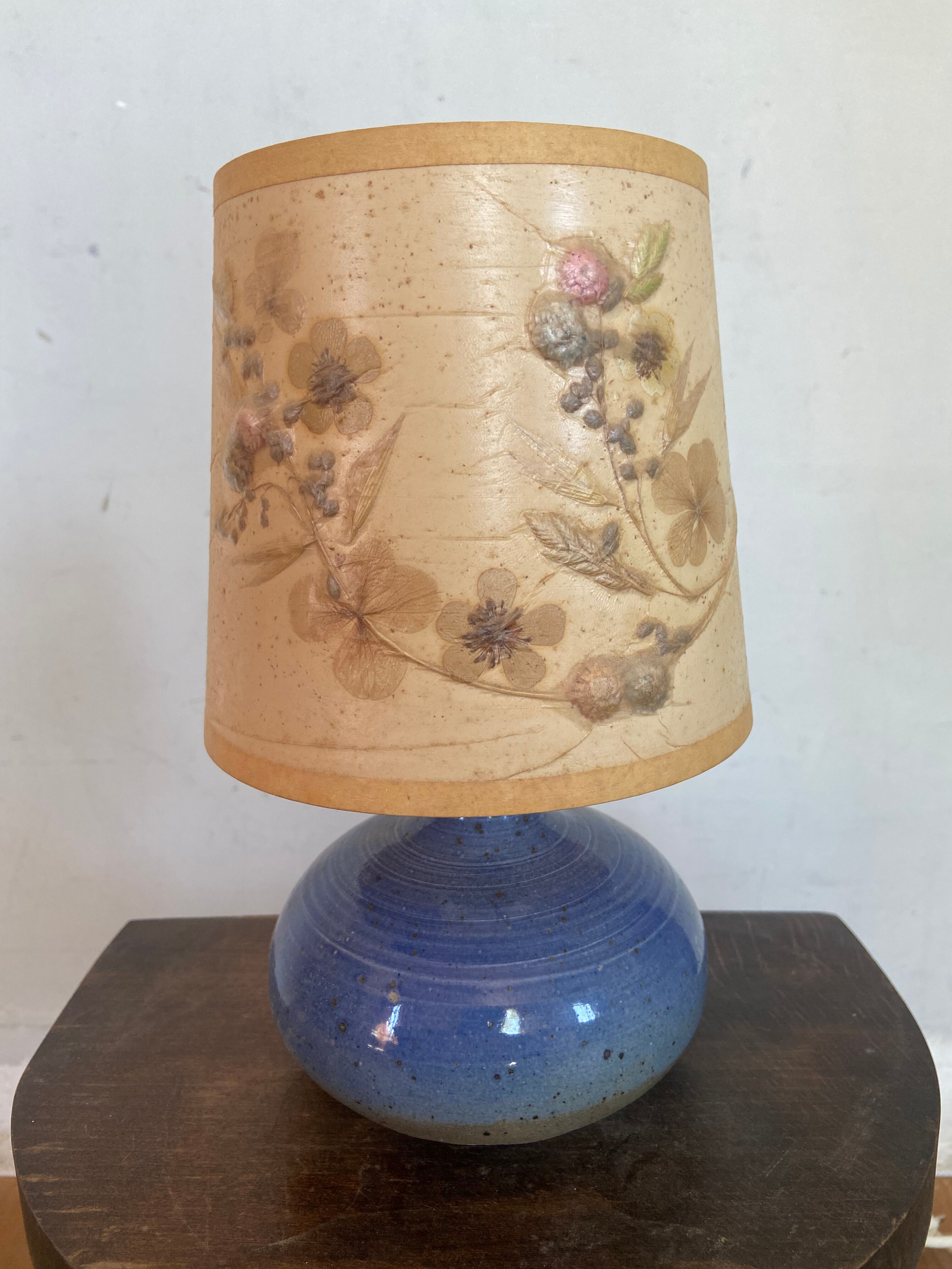Table lamp in blue stoneware and vintage herbarium lampshade
