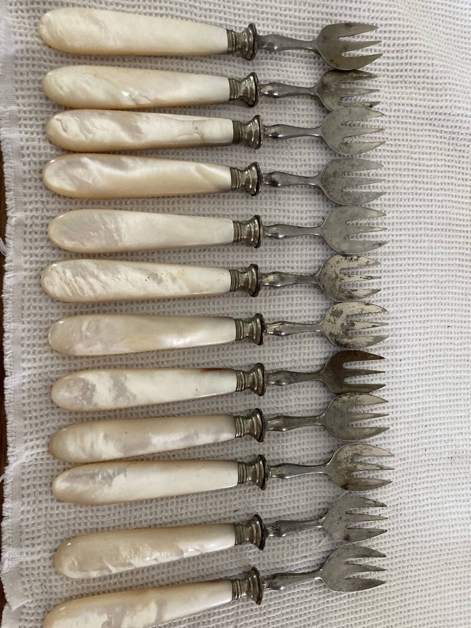 12 fourchettes à dessert en acier et nacre