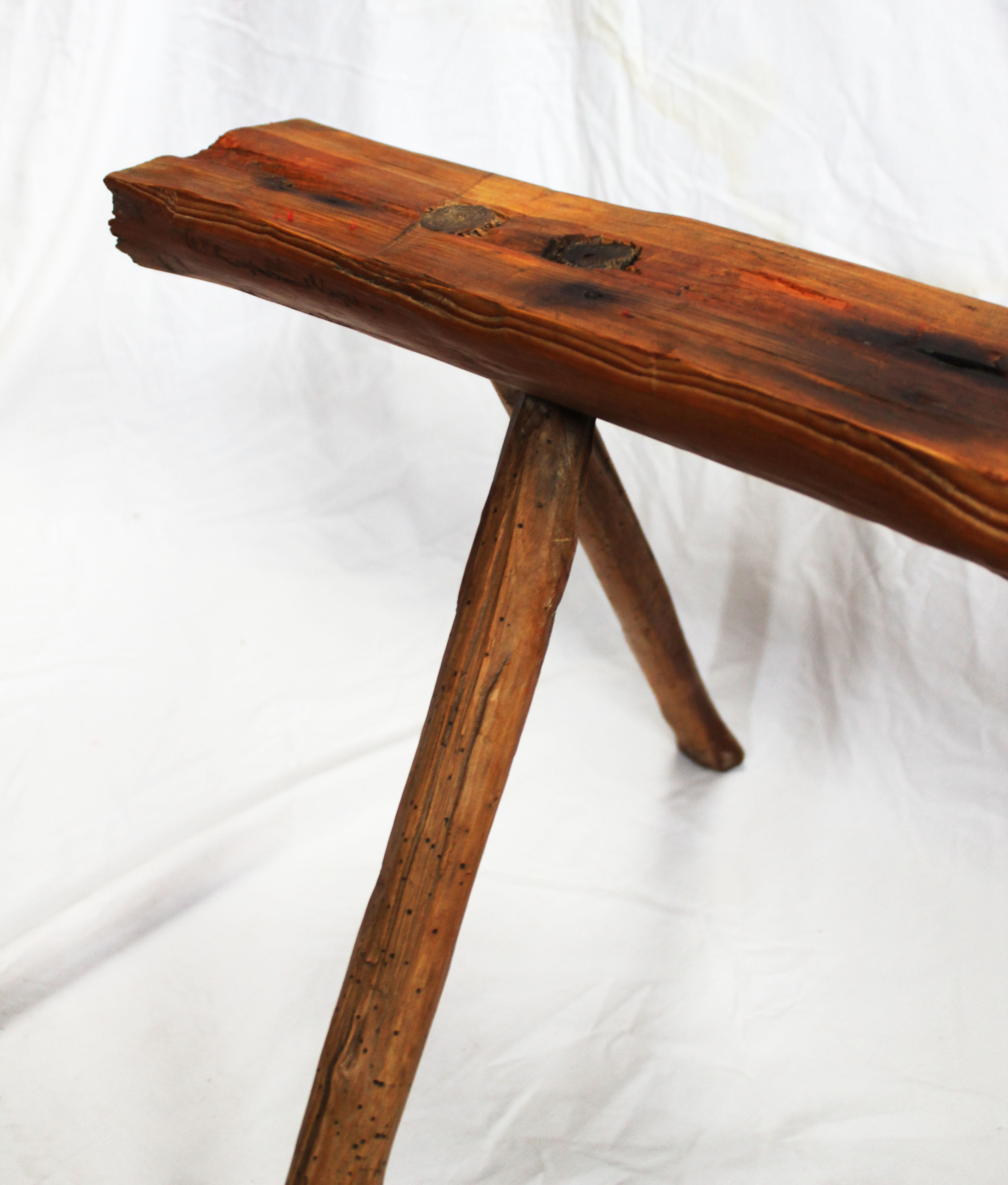 Banc brutaliste en bois d'arbre