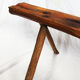 Banc brutaliste en bois d'arbre