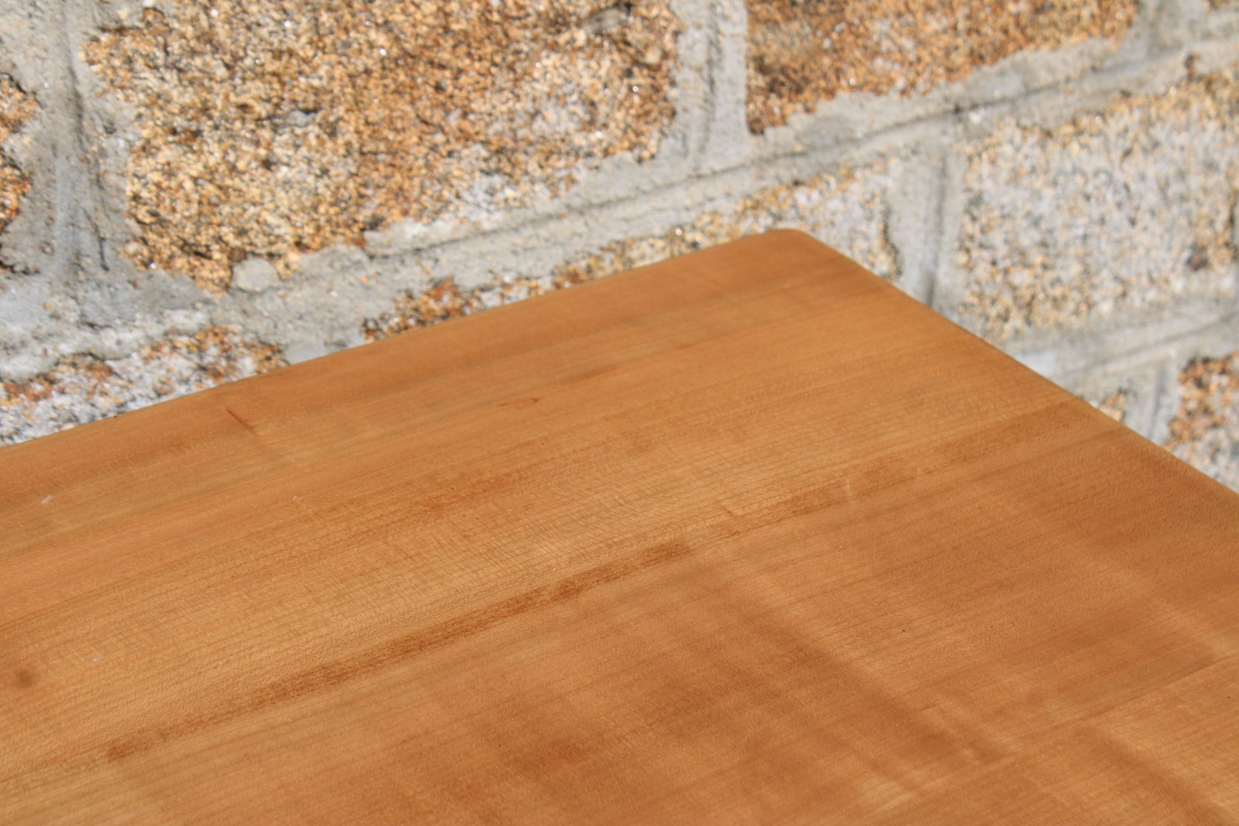 Table d’appoint ancienne rénovée – plateau bois naturel
