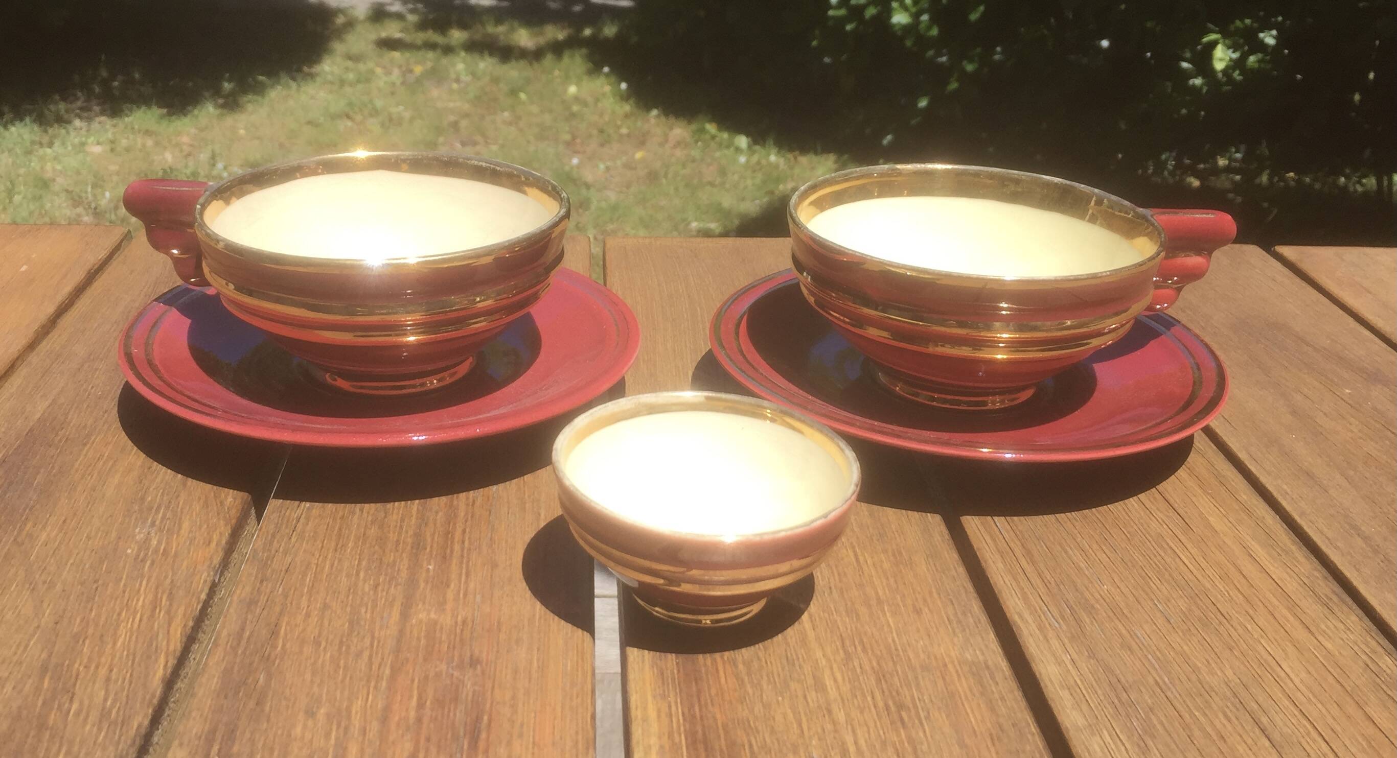 2 lunches - tea cups + sugar bowl - burgundy earthenware with gold trim - vintage 50/60