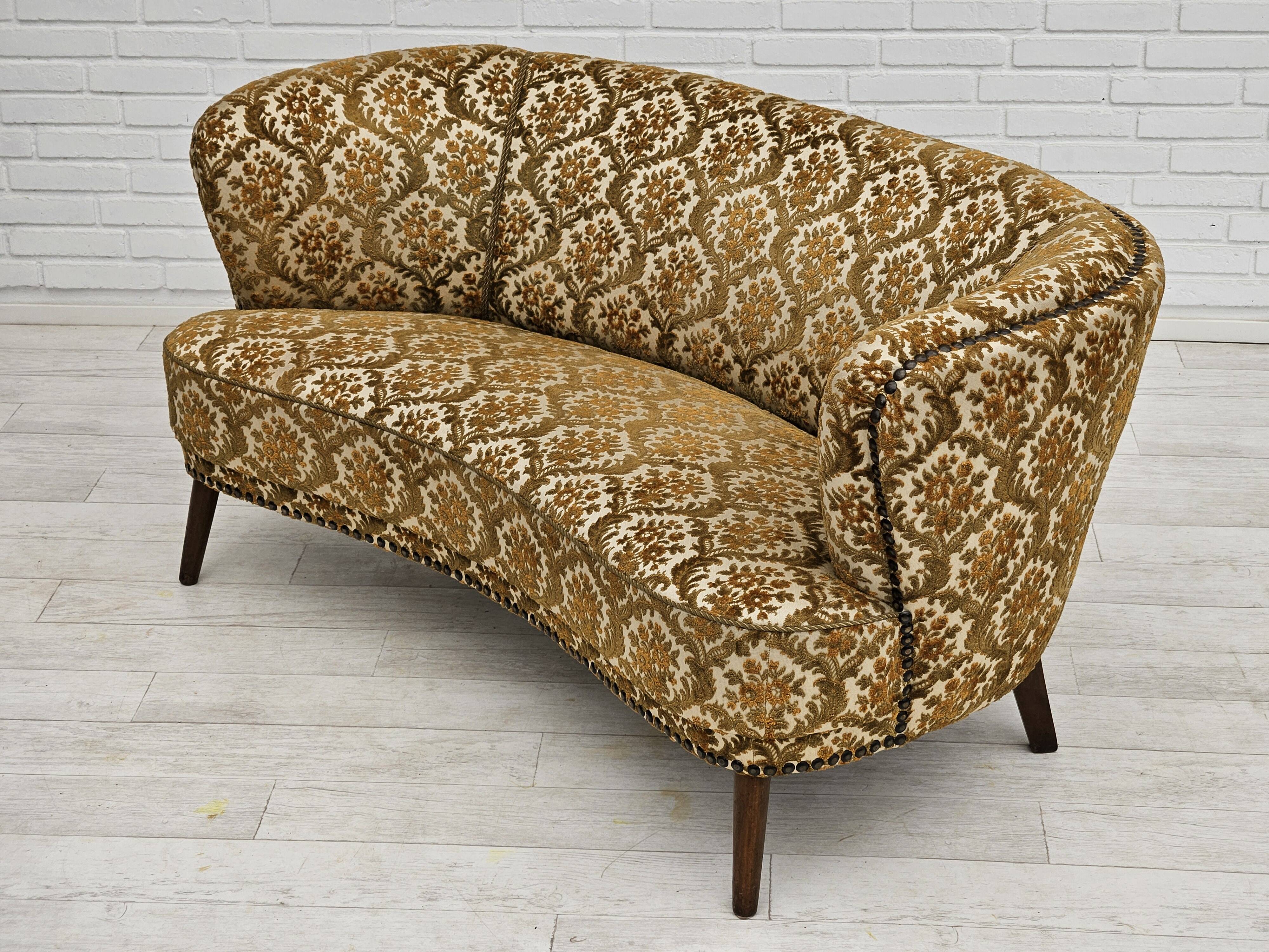 Canapé danois 2 places "banana", état d'origine, tissu d'ameublement run/beige, bois de hêtre, années 1960,