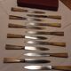Ecrin de 12 couteaux manche en corne et lame inox