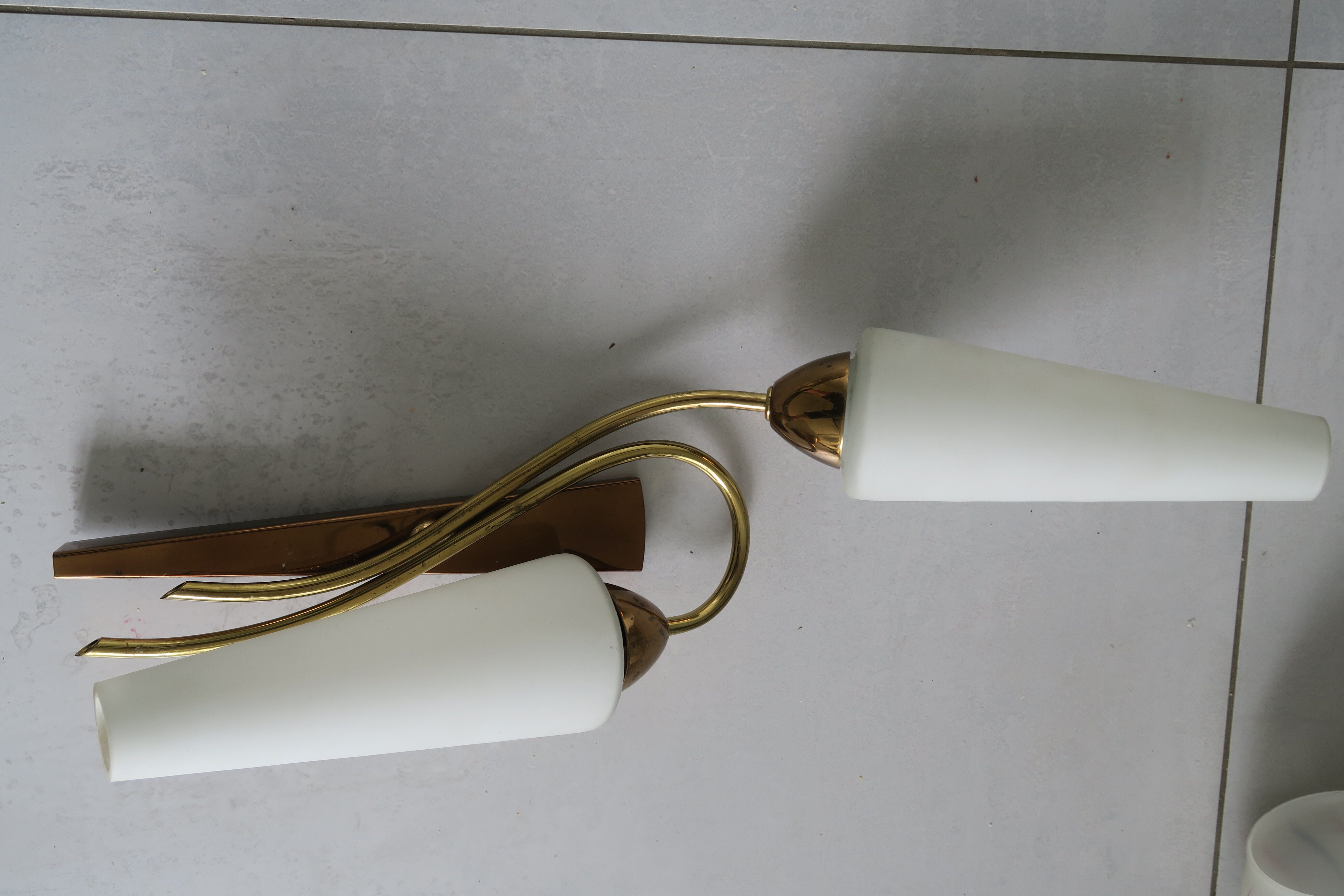 Applique double verre opalin et laiton 2 tons