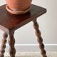 Tabouret en bois tripode tourné vintage