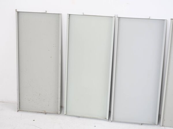 Étagère de sol tomado en nuances de gris