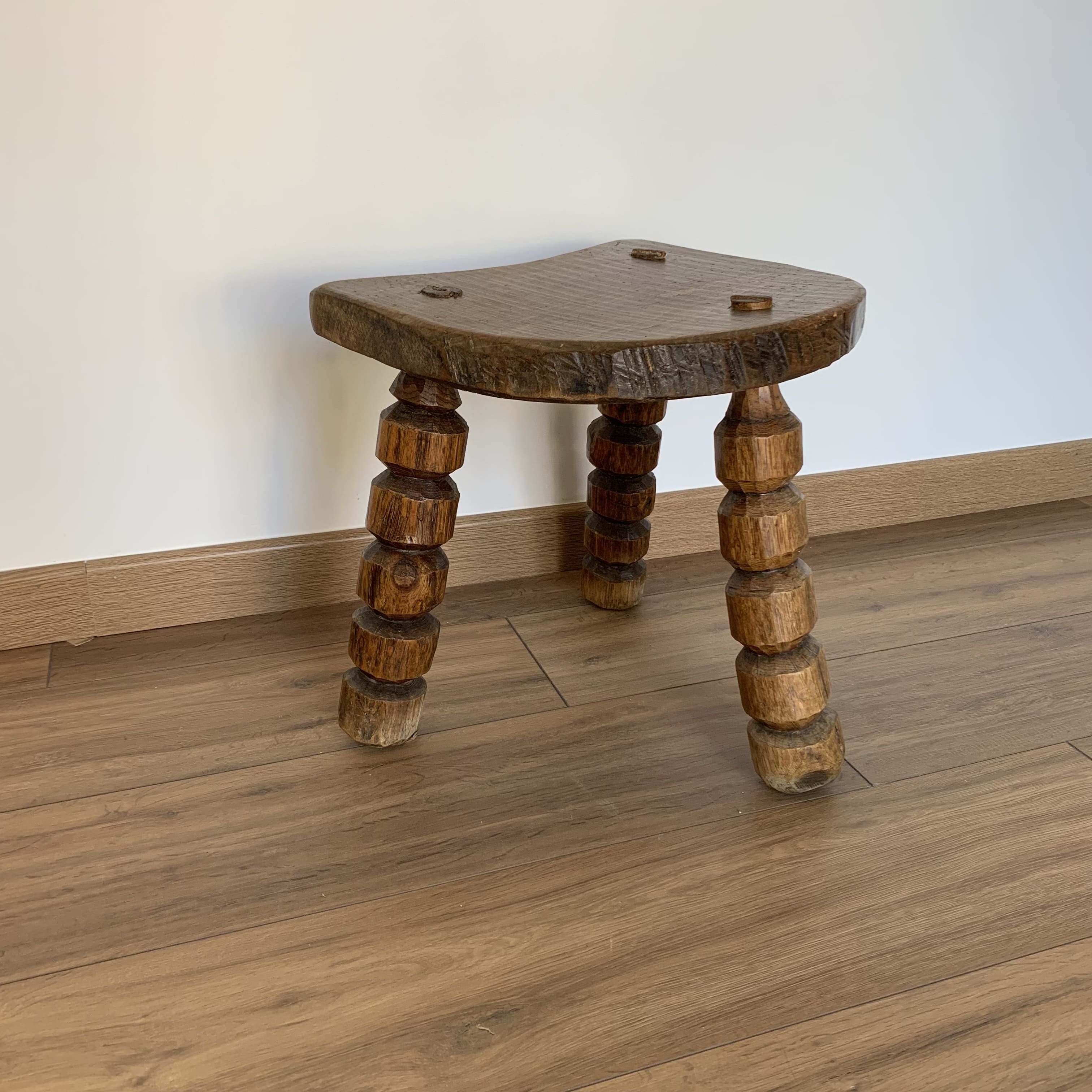 Tabouret tripode pieds taillés