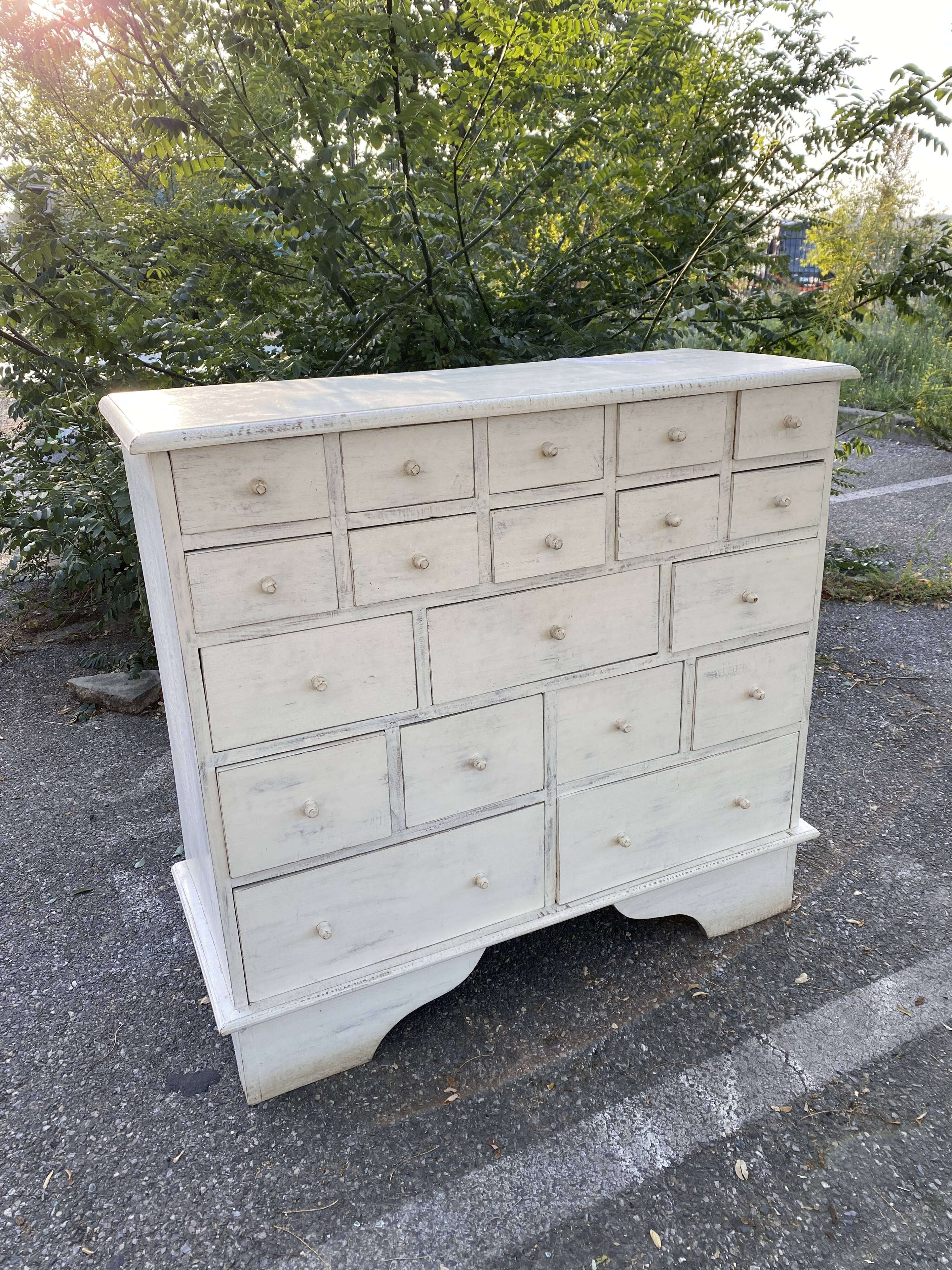 Commode en pin patiné blanc multi tiroirs