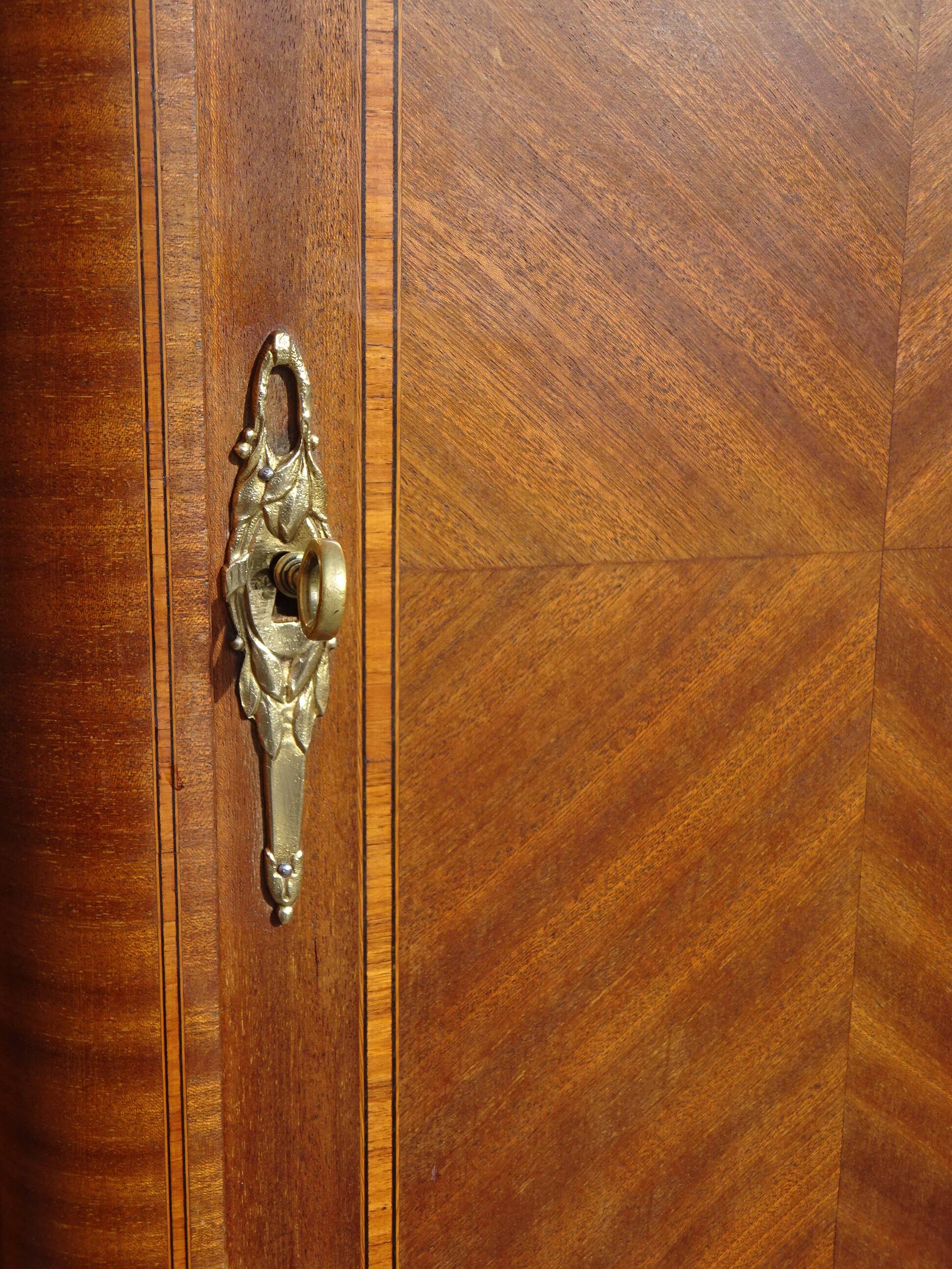 Ancienne armoire Louis XVI avec bronze et marqueterie