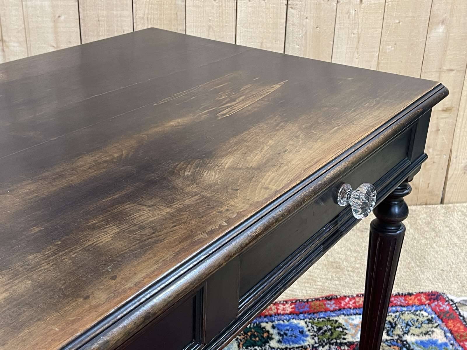 Bureau plat Napoléon III, fin XIXème, en bois noirci.