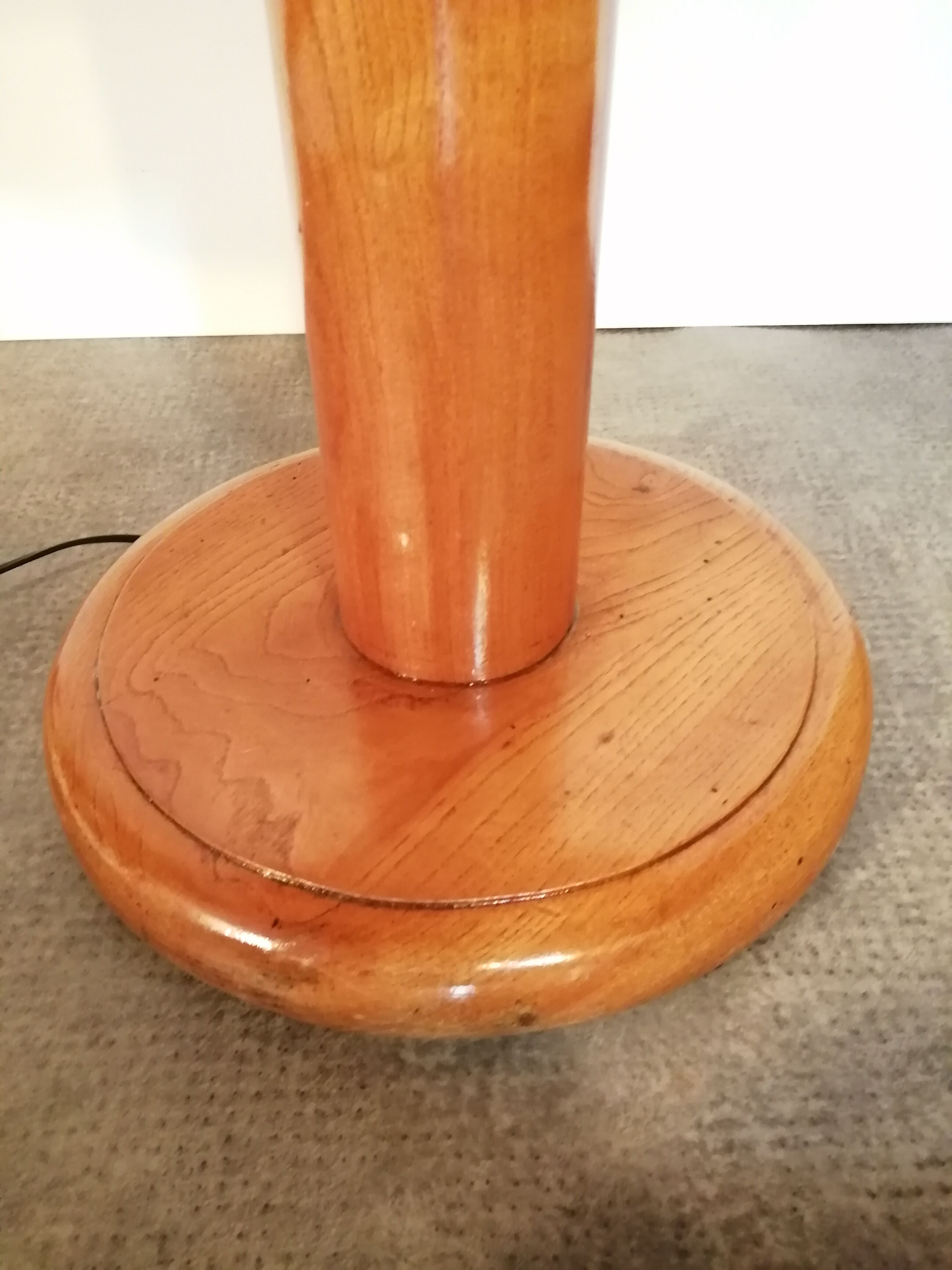 Globe floor lamp, in opaline and chrome with its wooden shelf Vintage, 1950-60