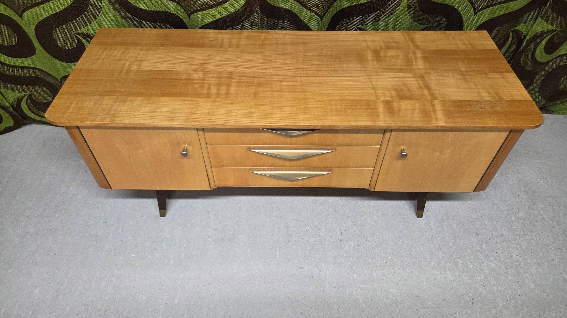 Vintage low enfilade from the 50s/60s – sculptural handles & tapered legs