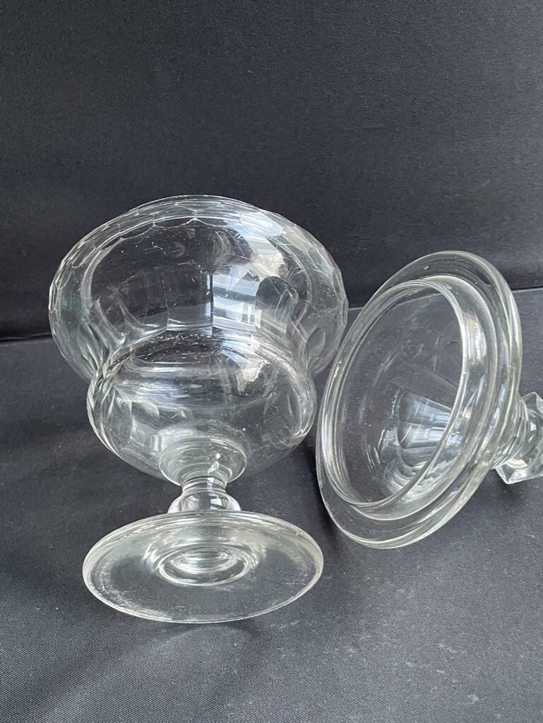 Drageoir with lid - Cut blown glass – 19th century