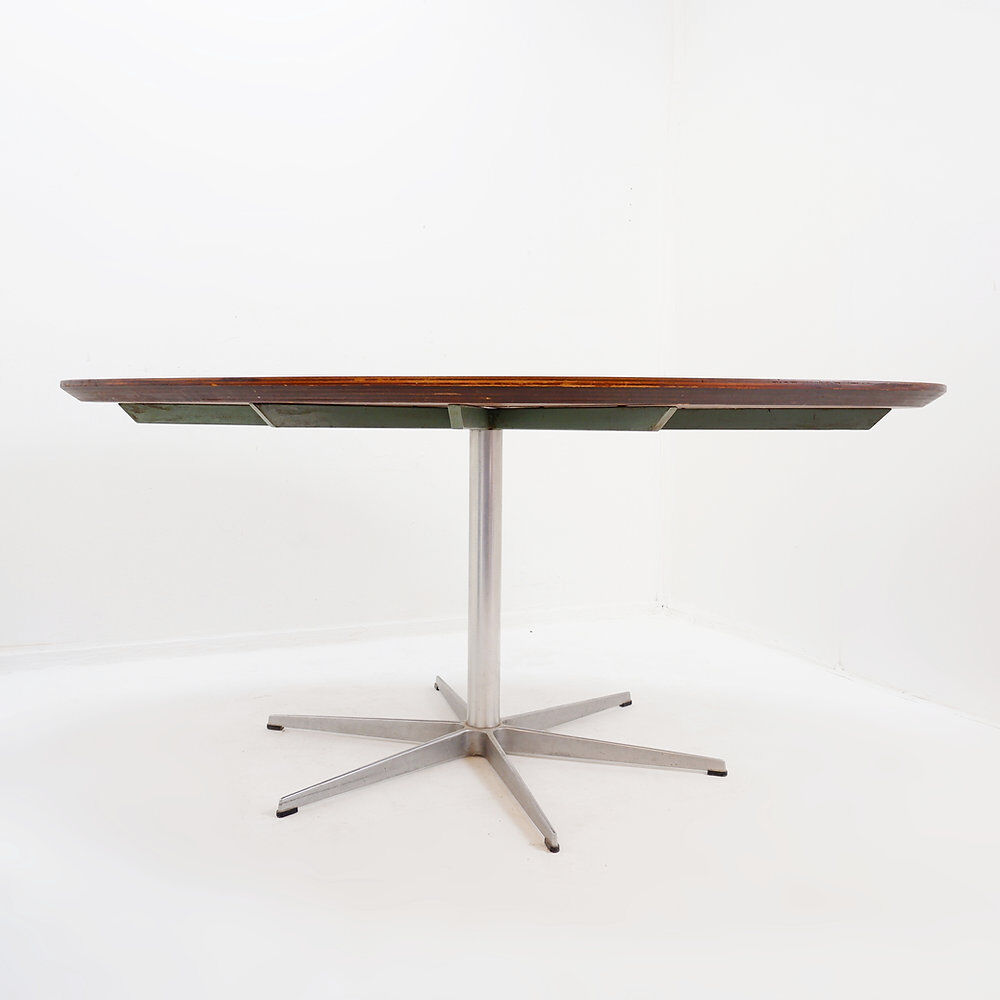 Star-shaped dining table with 6 branches by Arne Jacobsen for Fritz Hansen, 1970s.