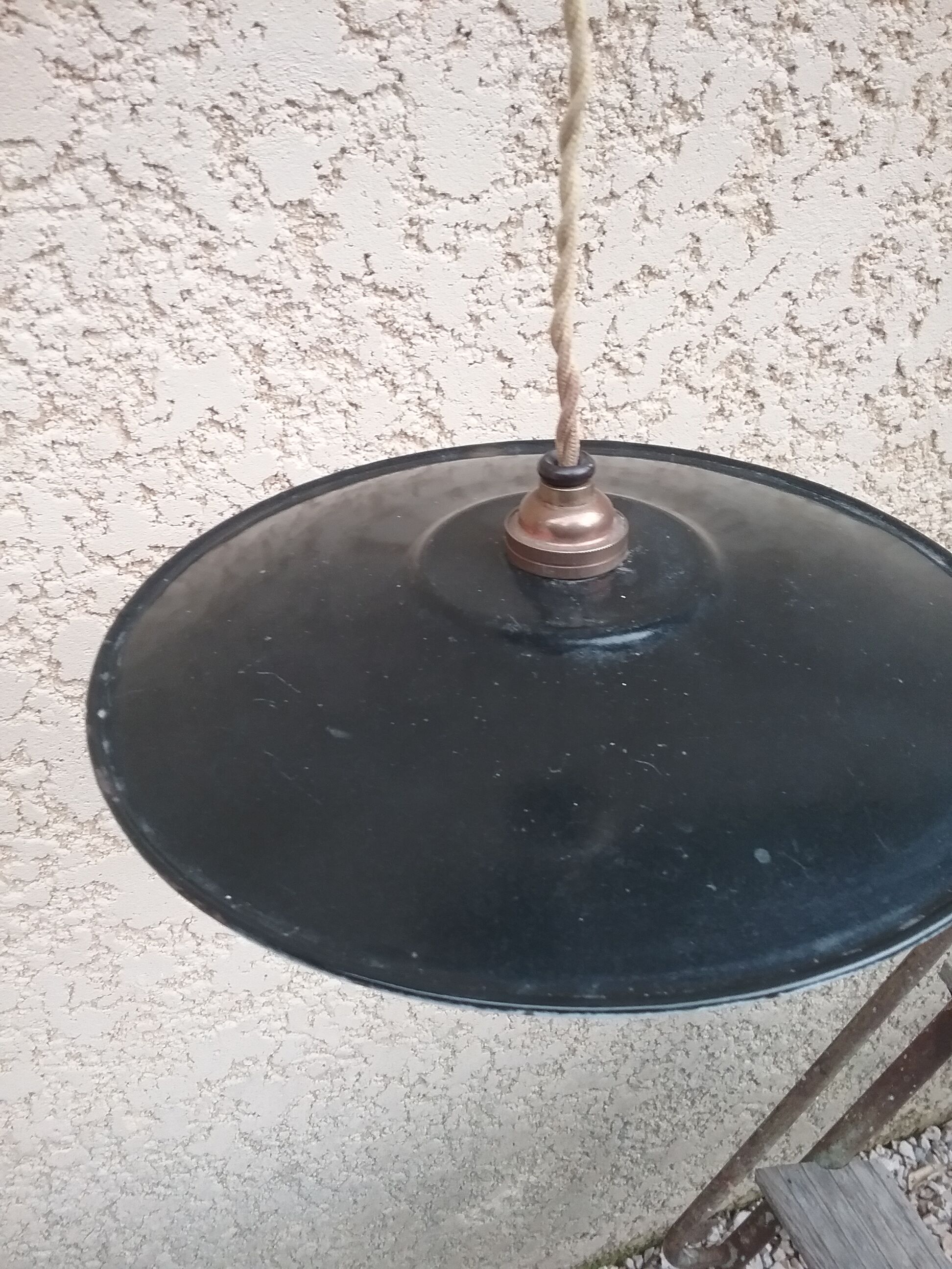 Hanging lamp goes up and down